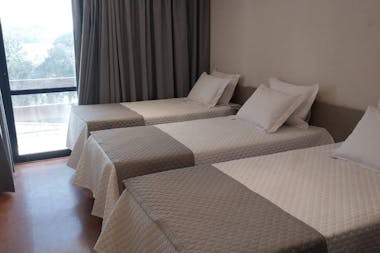 Triplo solteiro - Ideal para pequenos grupos que desejam compartilhar momentos inesquecíveis. Vocês escolhem a vista: para a piscina, o grande lago ou a exuberante Mata Atlântica.