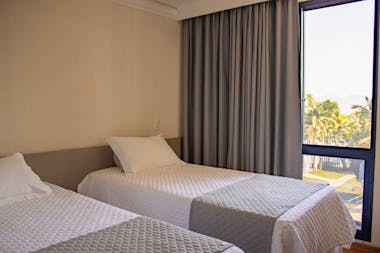 Twin - Ideal para quem deseja compartilhar a estadia. Você e seu acompanhante podem escolher entre uma vista deslumbrante para a Mata Atlântica ou o grande lago ou para a piscina.