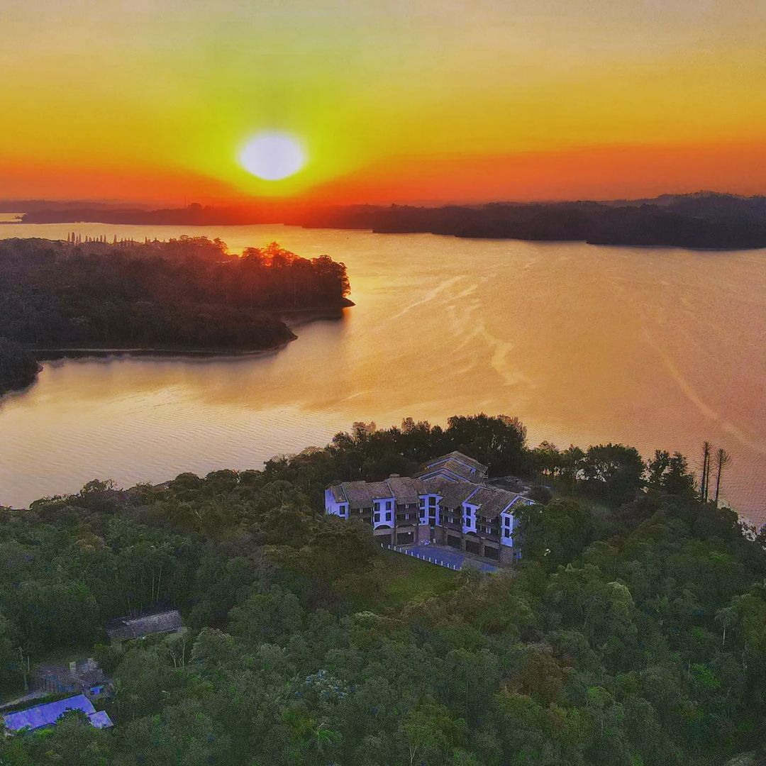 Imagem aérea de resort na represa