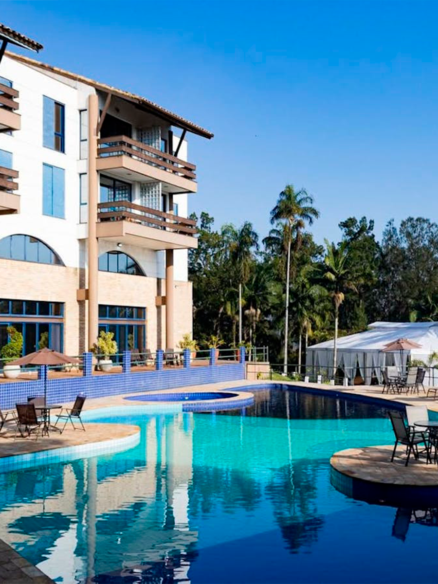grande piscina de resort