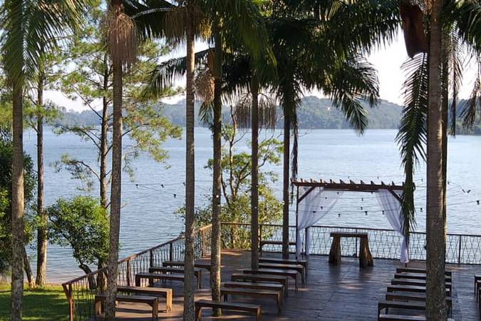 Deck com bancos e altar de frente pra represa