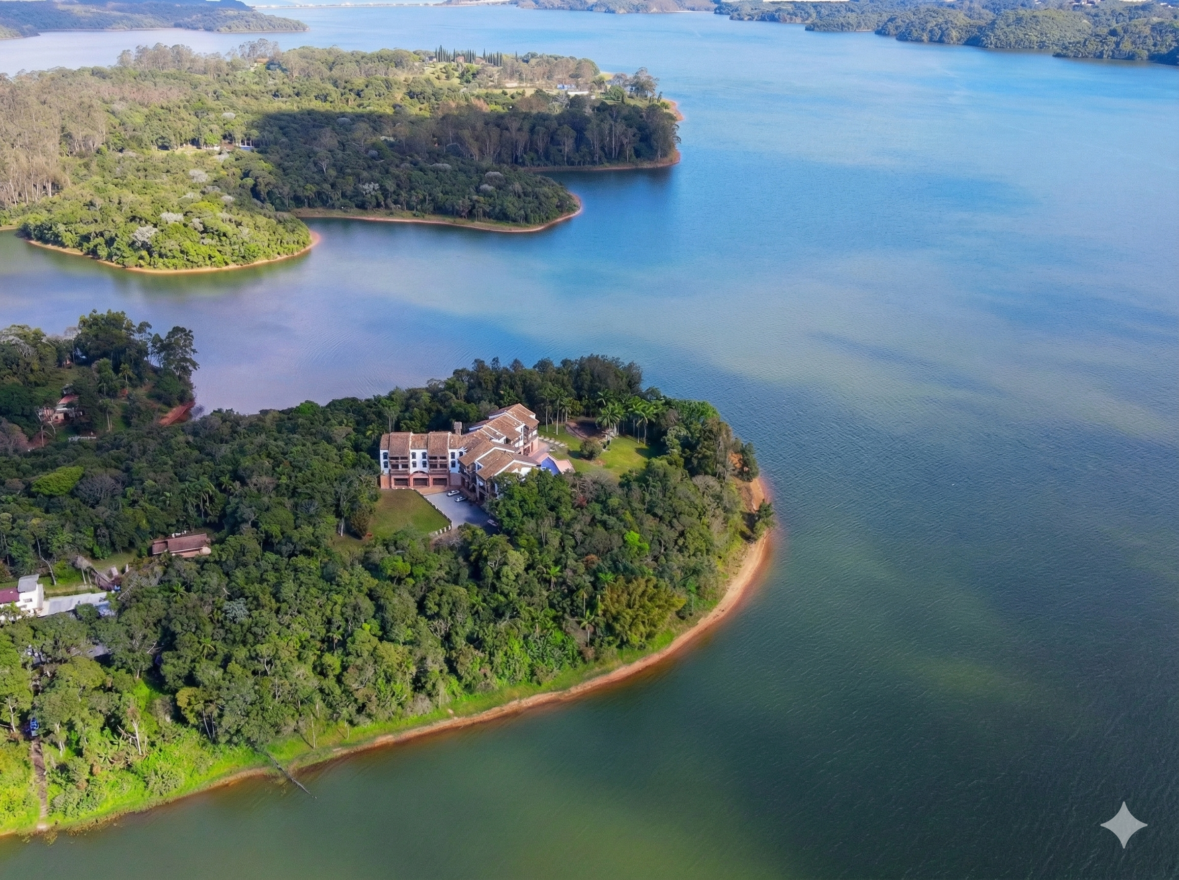 Resort em meio à natureza ao lado de uma represa