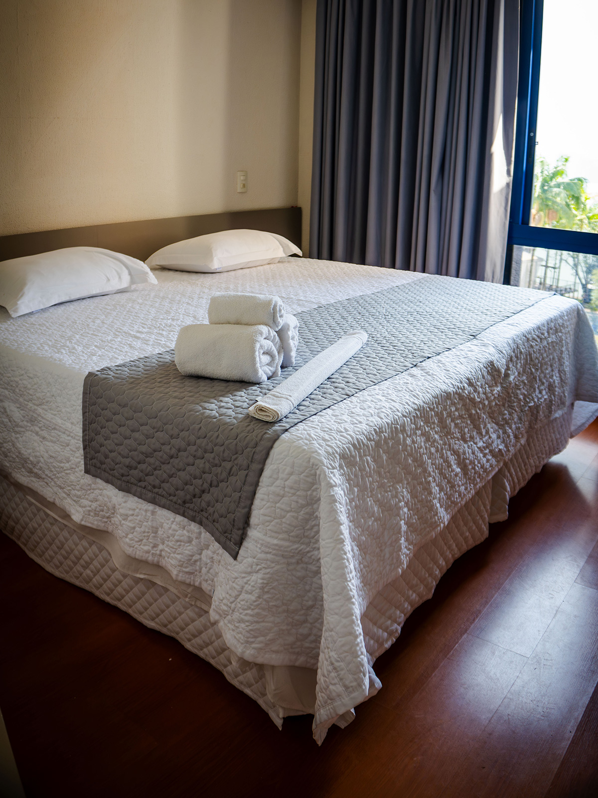 cama de casal de um quarto de resort