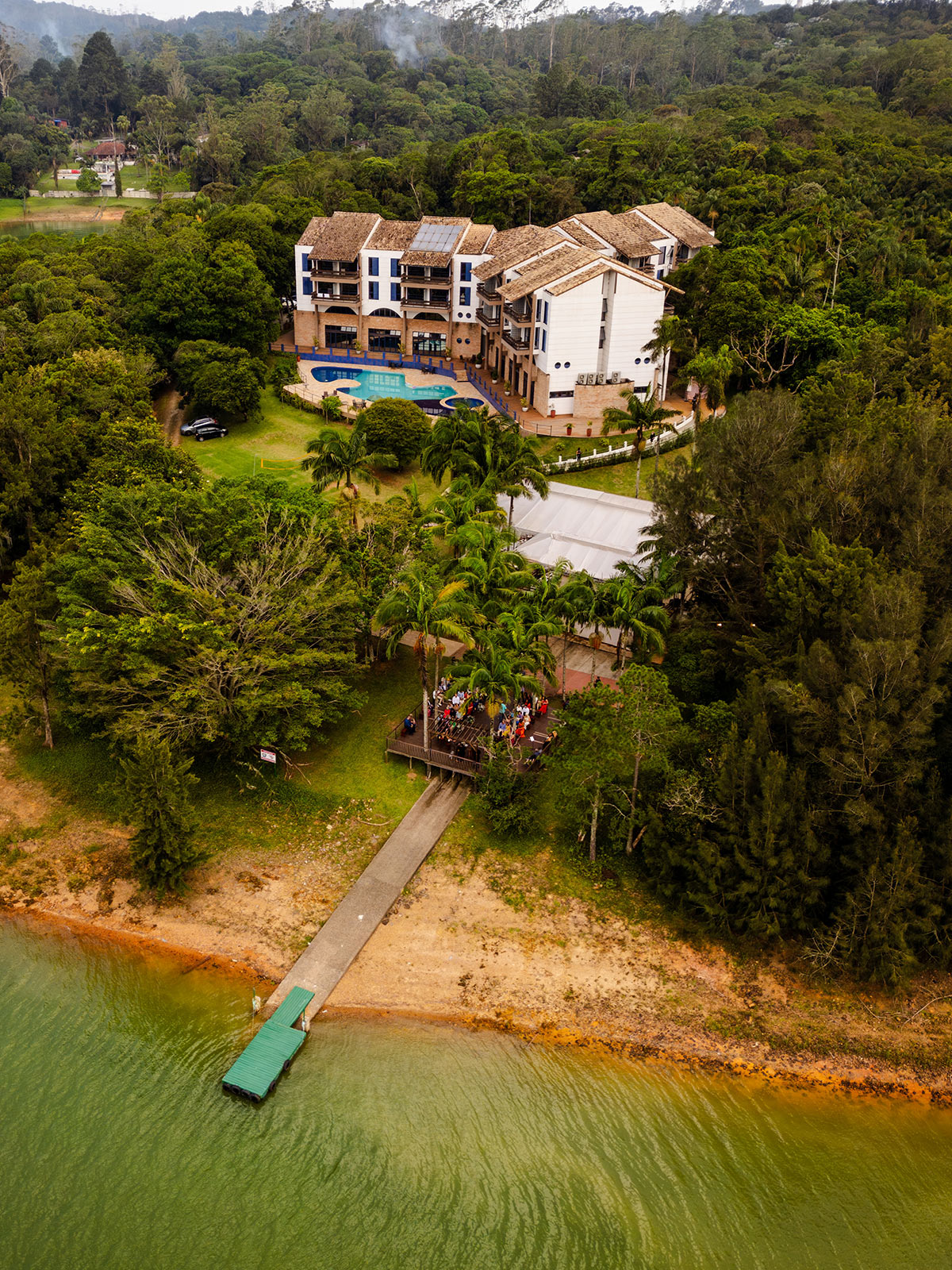 Imagem aérea de um resort em meio a natureza