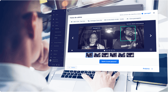 Pessoa analisando imagens de cabine de veículo com identificação automática de passageiros via inteligência artificial, em plataforma de videotelemetria.