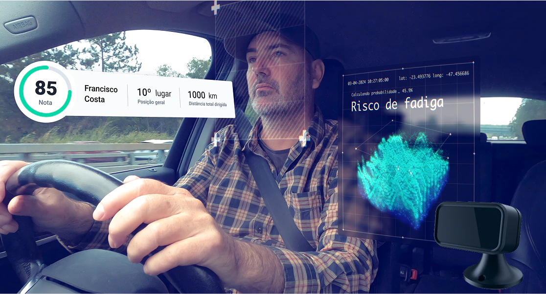 Motorista sendo monitorado por sistema de videotelemetria que calcula risco de fadiga e avalia desempenho com nota de condução e ranking por distância dirigida