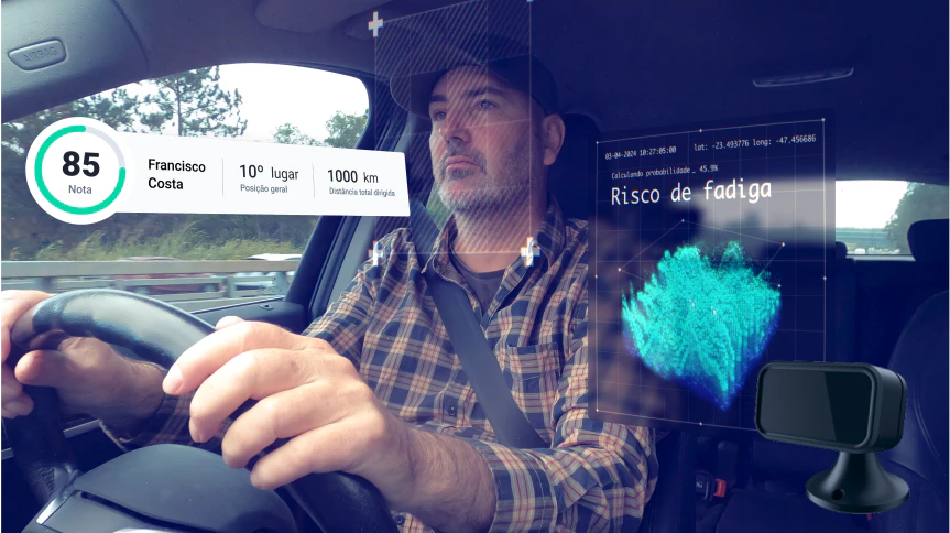 Motorista sendo monitorado por sistema de videotelemetria que calcula risco de fadiga e avalia desempenho com nota de condução e ranking por distância dirigida