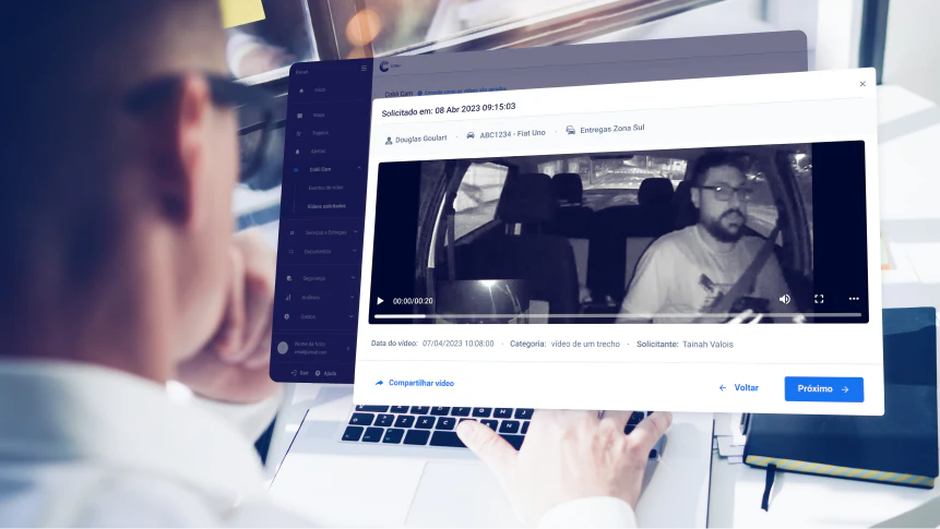 Gestor analisando imagens da cabine captadas por câmera de fadiga veicular, em plataforma de gestão de frotas