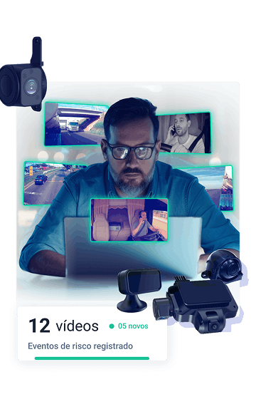 Homem analisando vídeos de eventos de risco no monitoramento da frota com câmeras veiculares; destaque para 12 vídeos registrados, dispositivos de segurança e imagens de motoristas e estradas capturadas por câmeras.