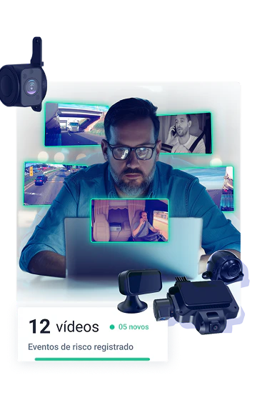 Homem analisando vídeos de eventos de risco no monitoramento da frota com câmeras veiculares; destaque para 12 vídeos registrados, dispositivos de segurança e imagens de motoristas e estradas capturadas por câmeras.