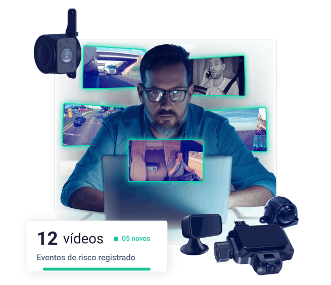 Homem analisando vídeos de eventos de risco no monitoramento da frota com câmeras veiculares; destaque para 12 vídeos registrados, dispositivos de segurança e imagens de motoristas e estradas capturadas por câmeras.