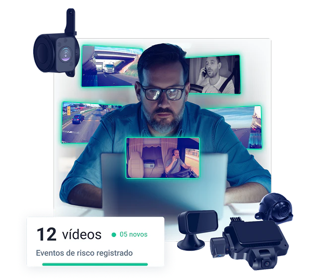Homem analisando vídeos de eventos de risco no monitoramento da frota com câmeras veiculares; destaque para 12 vídeos registrados, dispositivos de segurança e imagens de motoristas e estradas capturadas por câmeras.