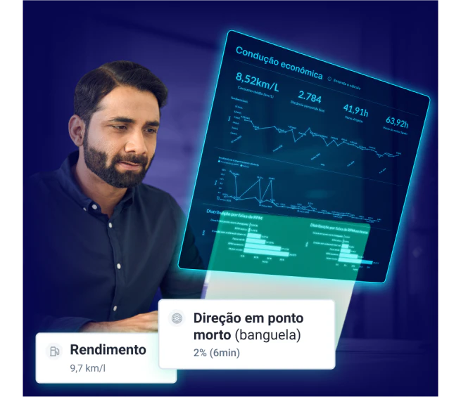 Homem analisando painel de telemetria avançada com dados de rendimento da frota, tempo de direção em ponto morto, consumo médio e gráficos de condução econômica para otimizar a eficiência veicular.