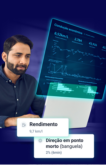 Homem analisando painel de telemetria avançada com dados de rendimento da frota, tempo de direção em ponto morto, consumo médio e gráficos de condução econômica para otimizar a eficiência veicular.