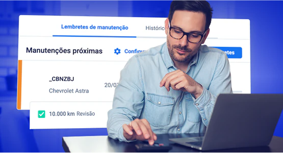Homem usando laptop e calculadora enquanto analisa lembretes de manutenção de frota com próxima revisão programada para 10.000 km em veículo Chevrolet Astra, indicando controle total e organização preventiva.