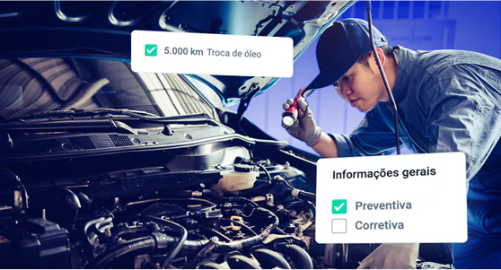 Mecânico inspecionando motor de veículo com lembrete de troca de óleo a cada 5.000 km e destaque para manutenção preventiva marcada em sistema de gestão de frota.