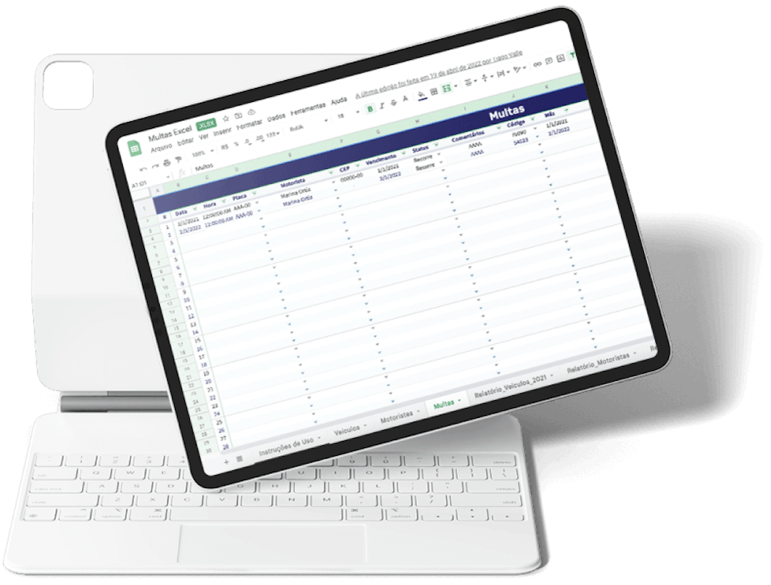 Tablet mostrando a planilha de controle de multas da Cobli.