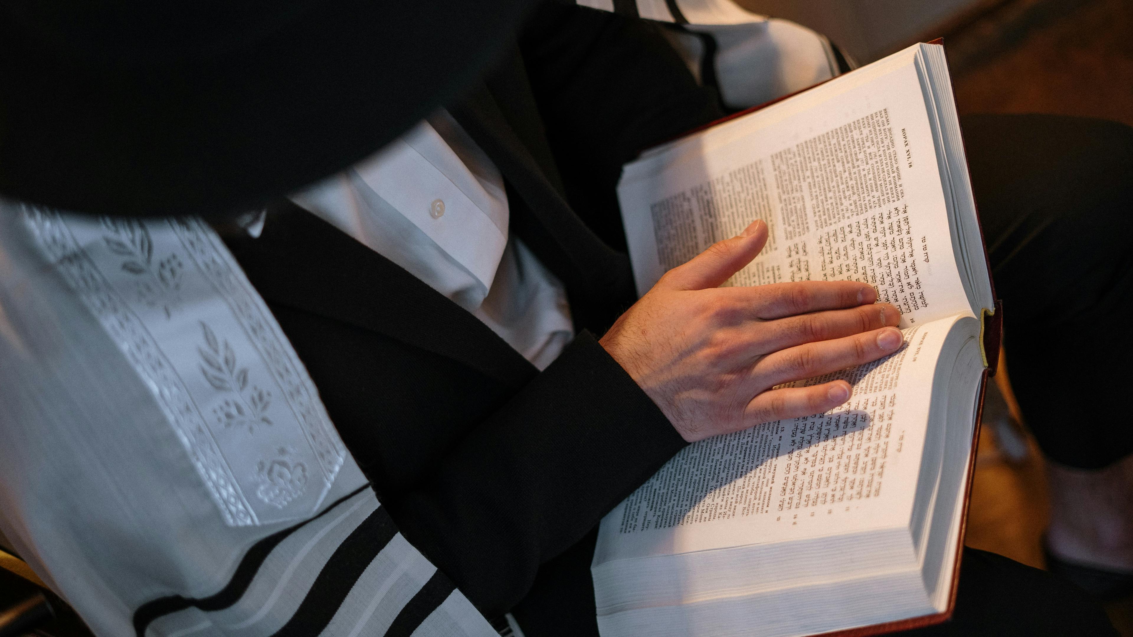 reading torah