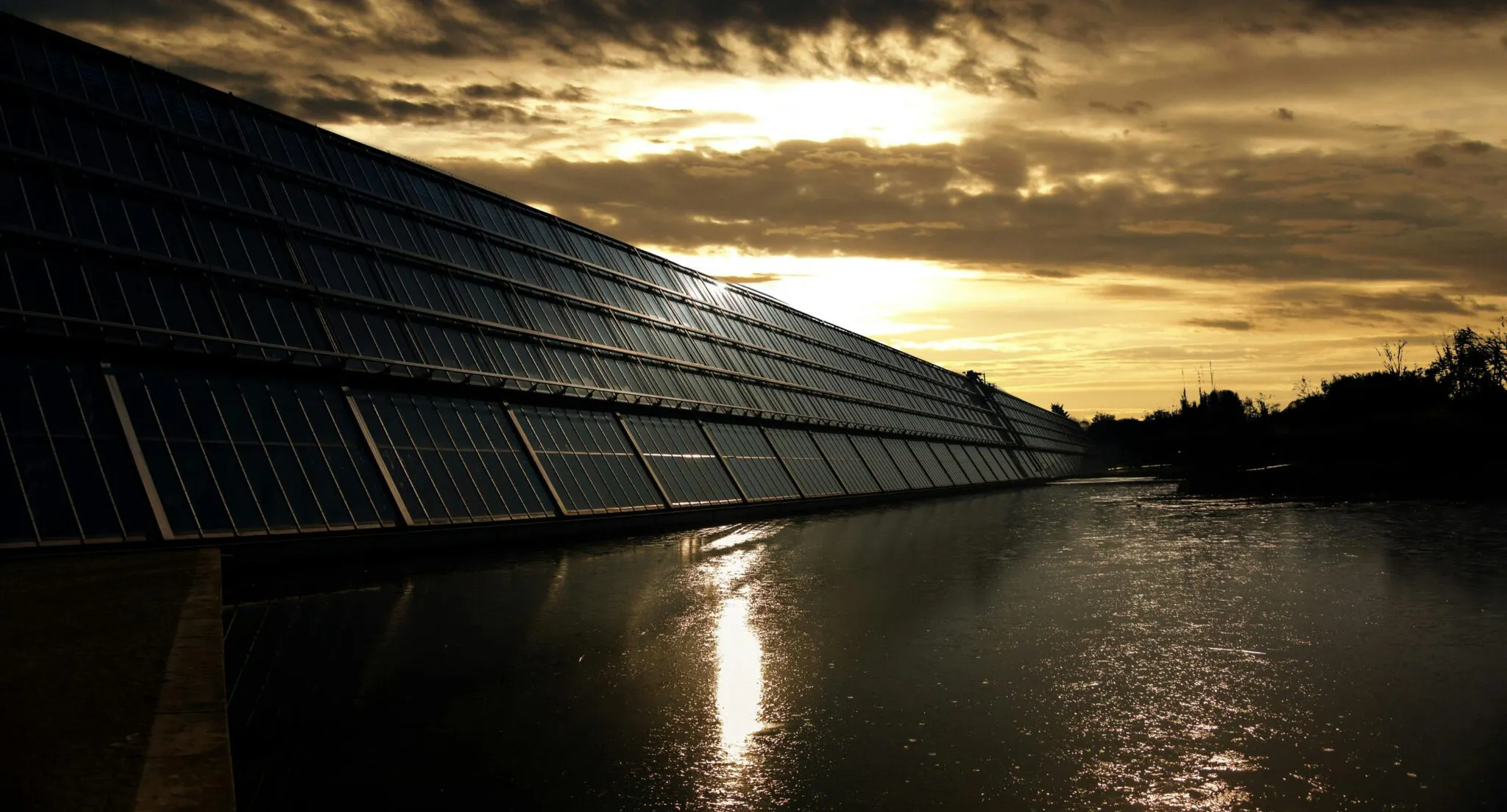 Solarpanels by the waterside
