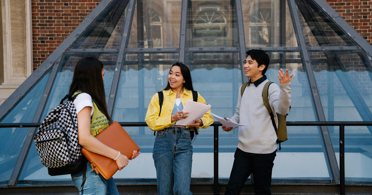 3 students chatting 