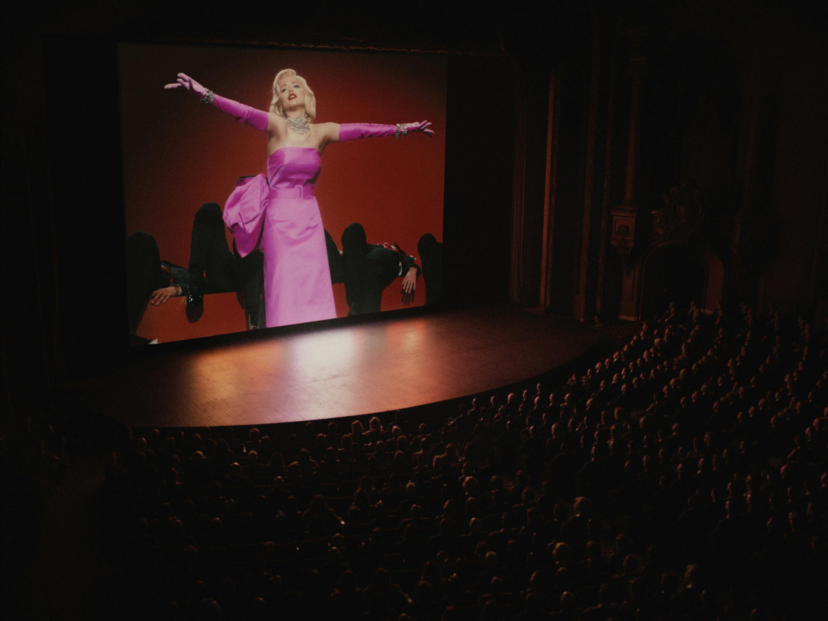 Marilyn Monroe (Ana de Armas) chante "Diamonds are a Girl's Best Friend" à l'écran.