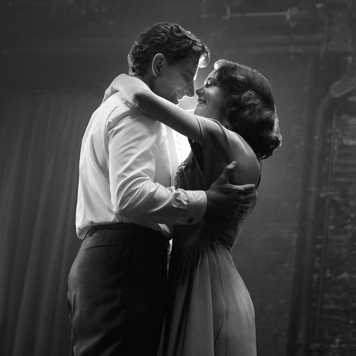 Leonard Bernstein (Bradley Cooper) and Felicia Montealegre Cohn Bernstein (Carey Mulligan) dance on a darkened stage. How romantic.