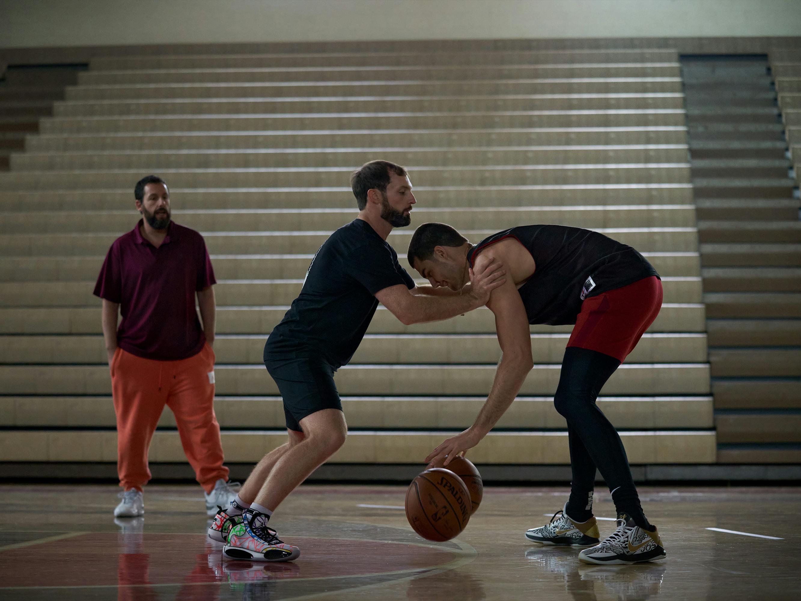 Stanley Sugerman (Adam Sandler) and Bo Cruz (Juancho Hernangómez) on the basketball court.