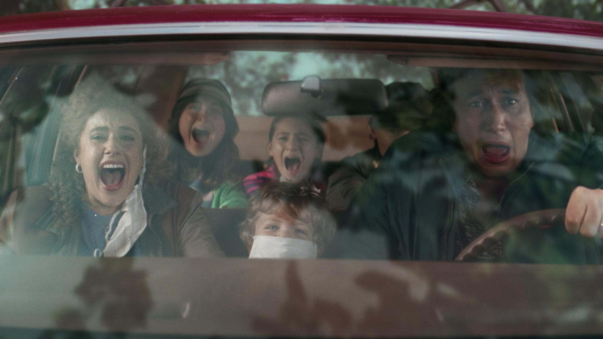 Babette (Greta Gerwig), Denise (Raffey Cassidy), Steffie (May Nivola), Wilder (Henry/Dean Moore), Heinrich (Sam Nivola), and Jack (Adam Driver) scream in their station wagon.