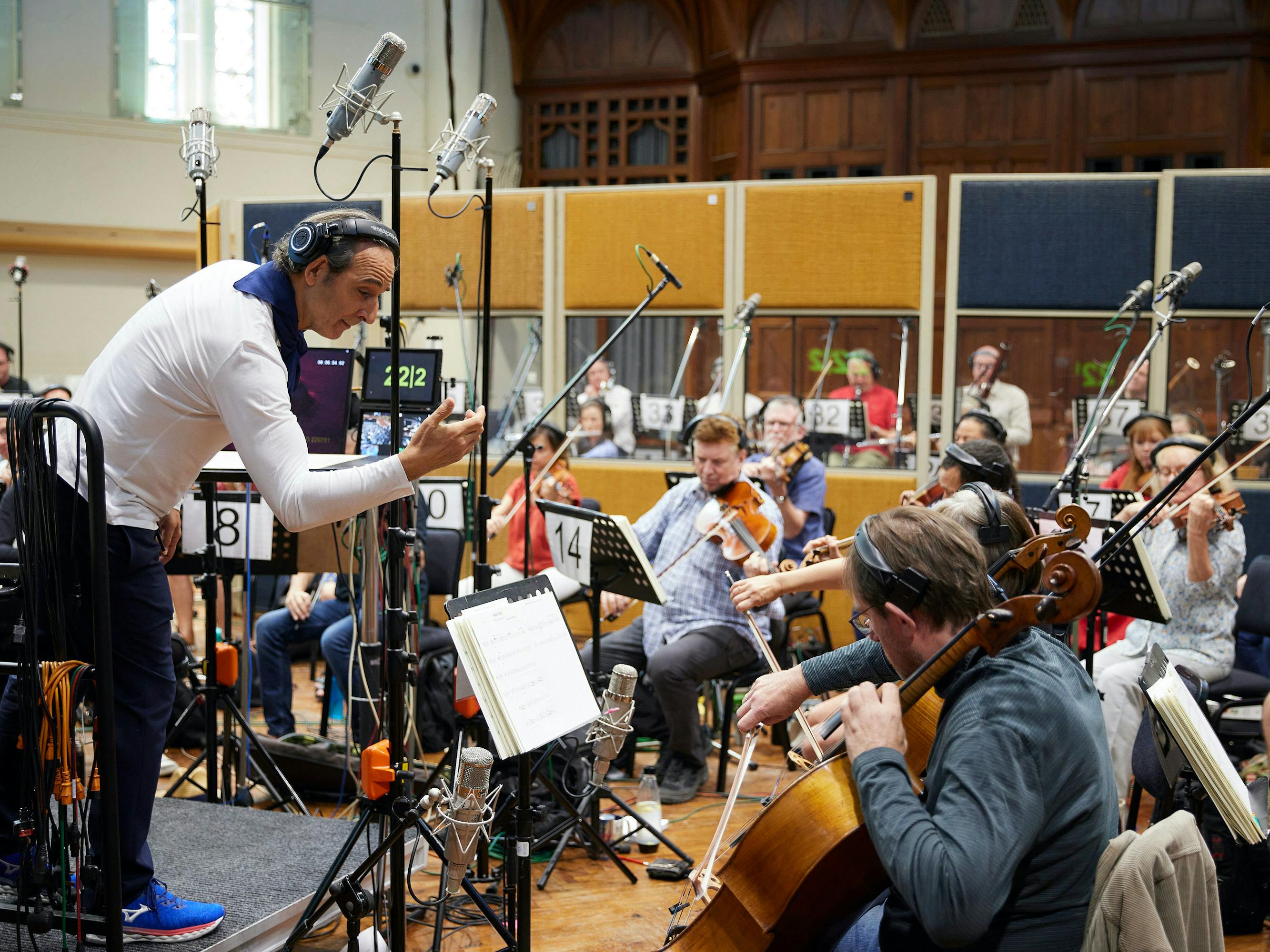 Alexandre Desplat conducts an orchestra.