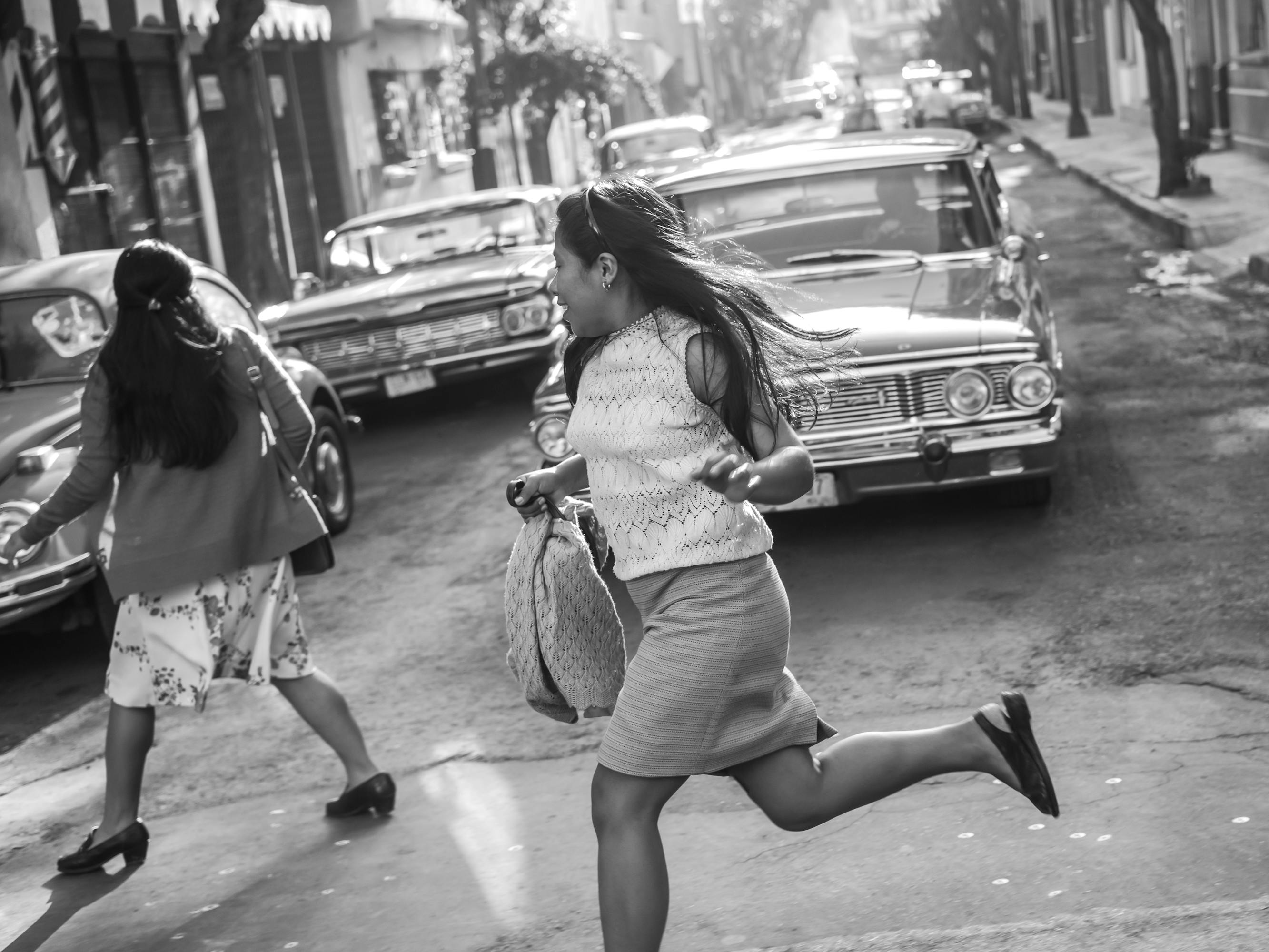 Cleo (Yalitza Aparicio) runs through the streets.