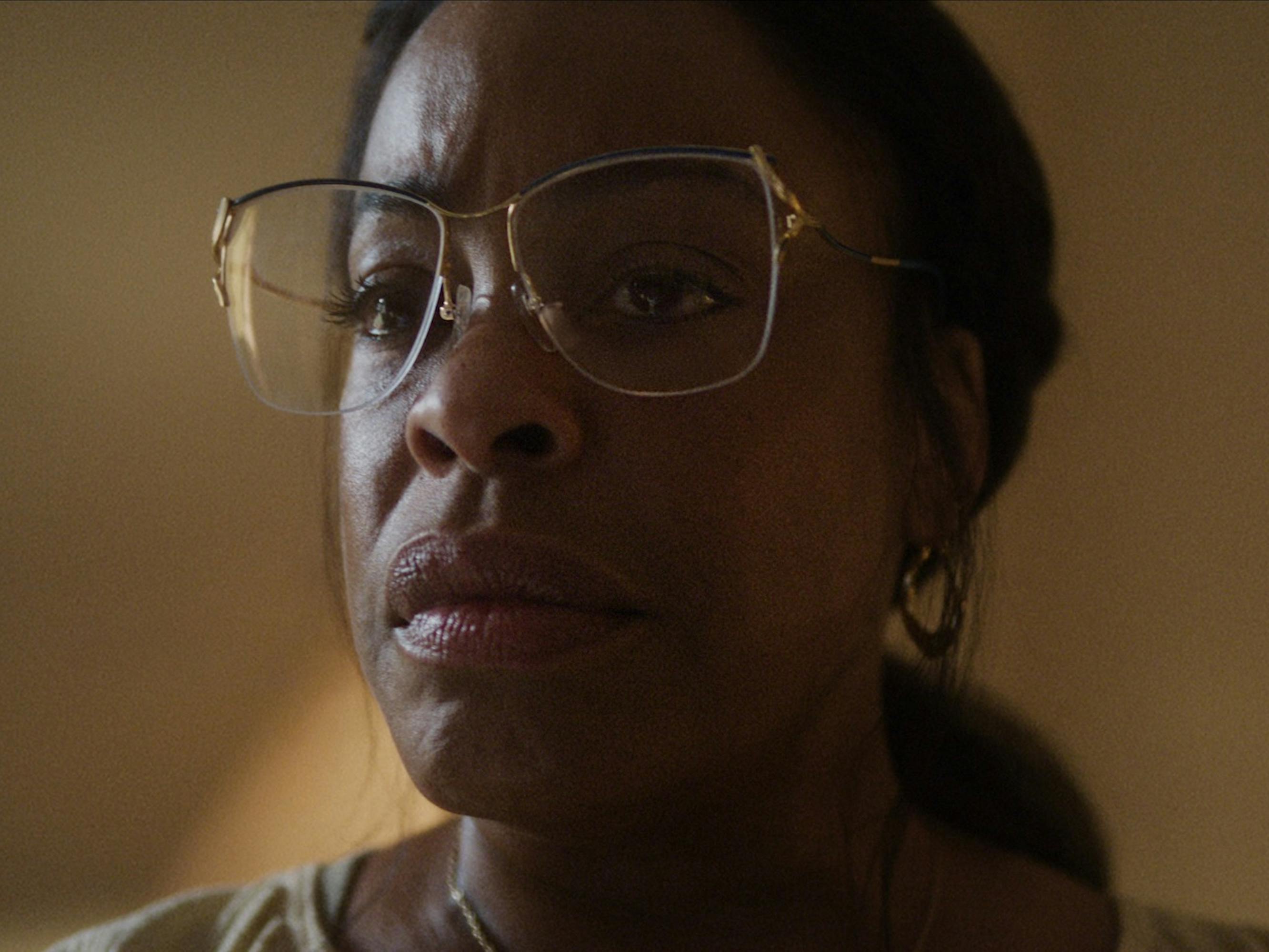 Glenda Cleveland (Niecy Nash) wears massive glasses and looks concerned.