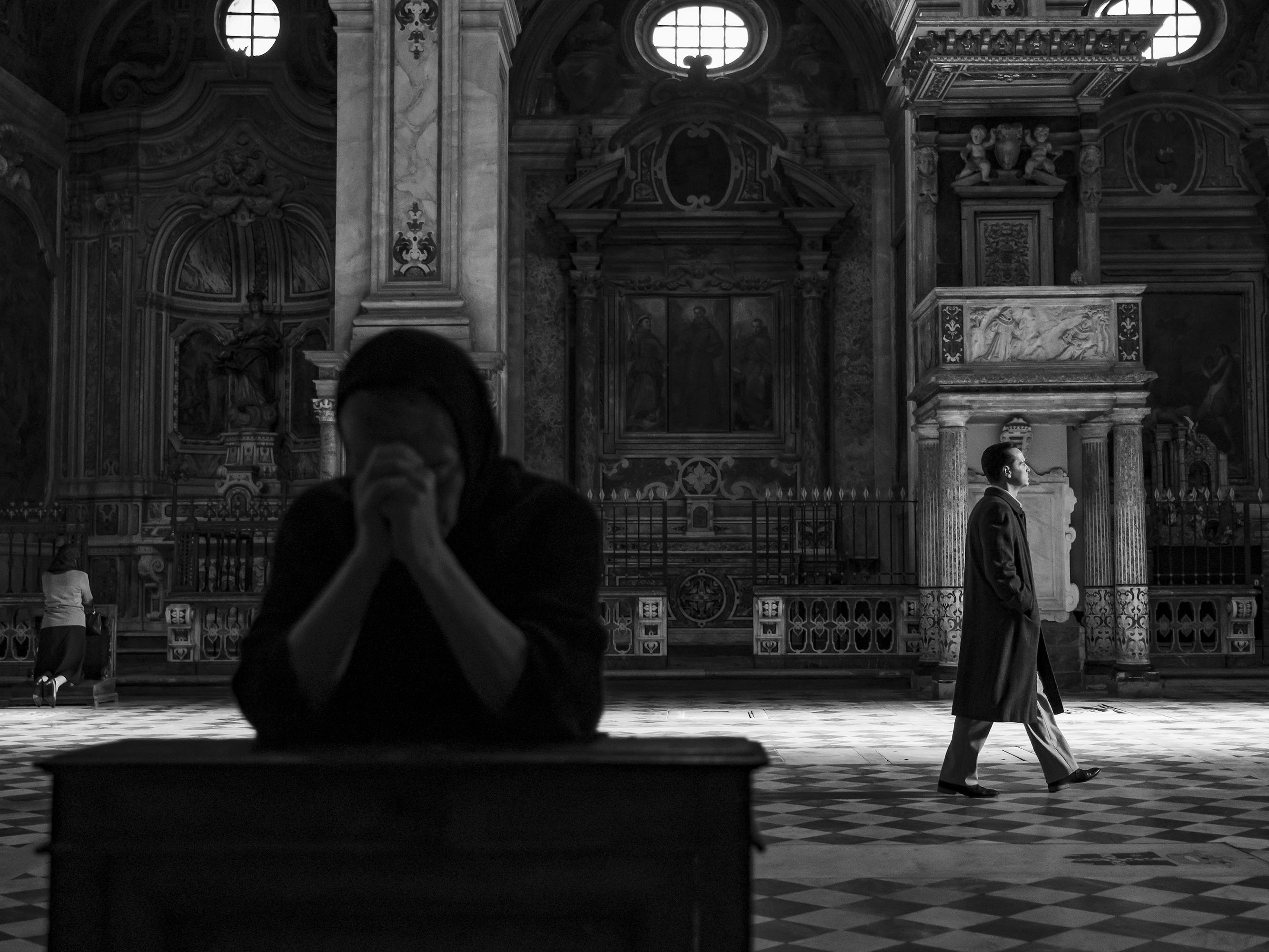 Tom Ripley (Andrew Scott) walks through a church.