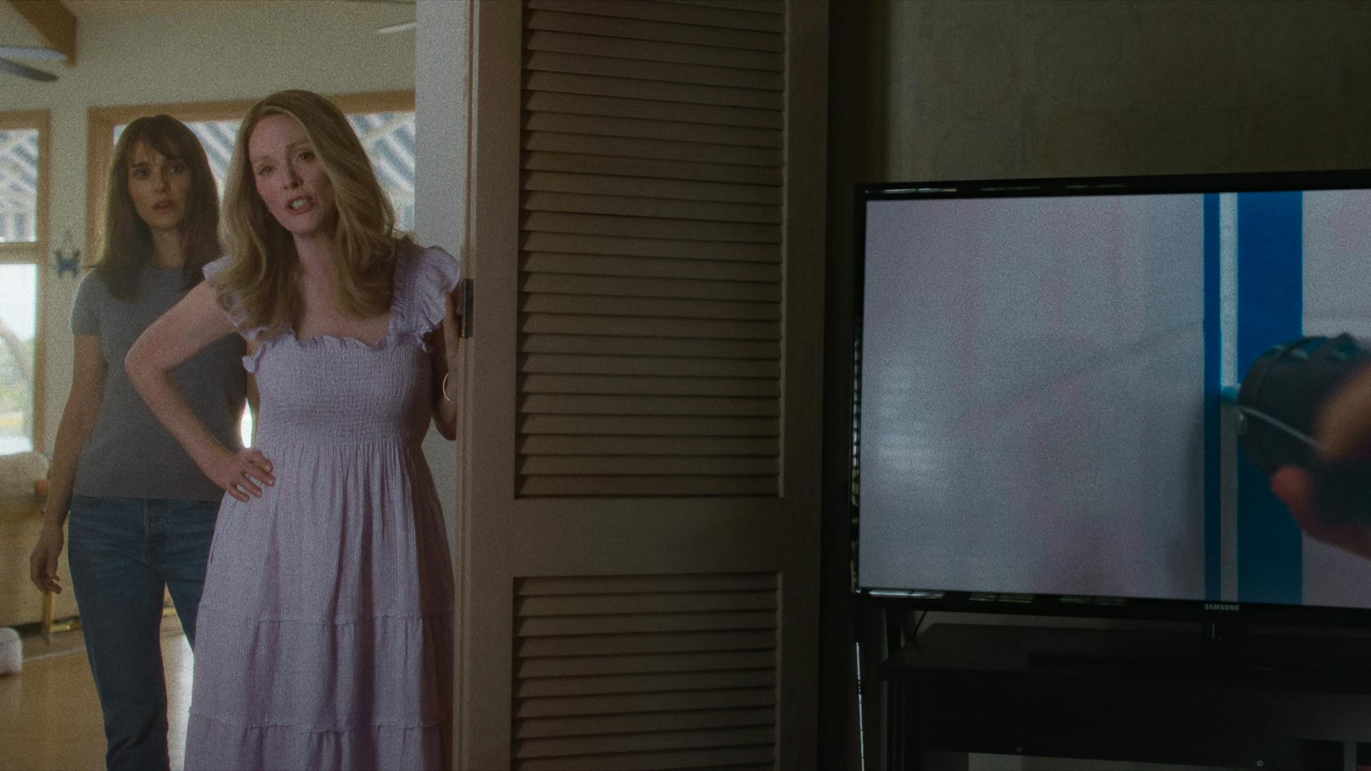 Elizabeth Berry (Natalie Portman) and Gracie Atherton-Yoo (Julianne Moore) stand in a doorway.