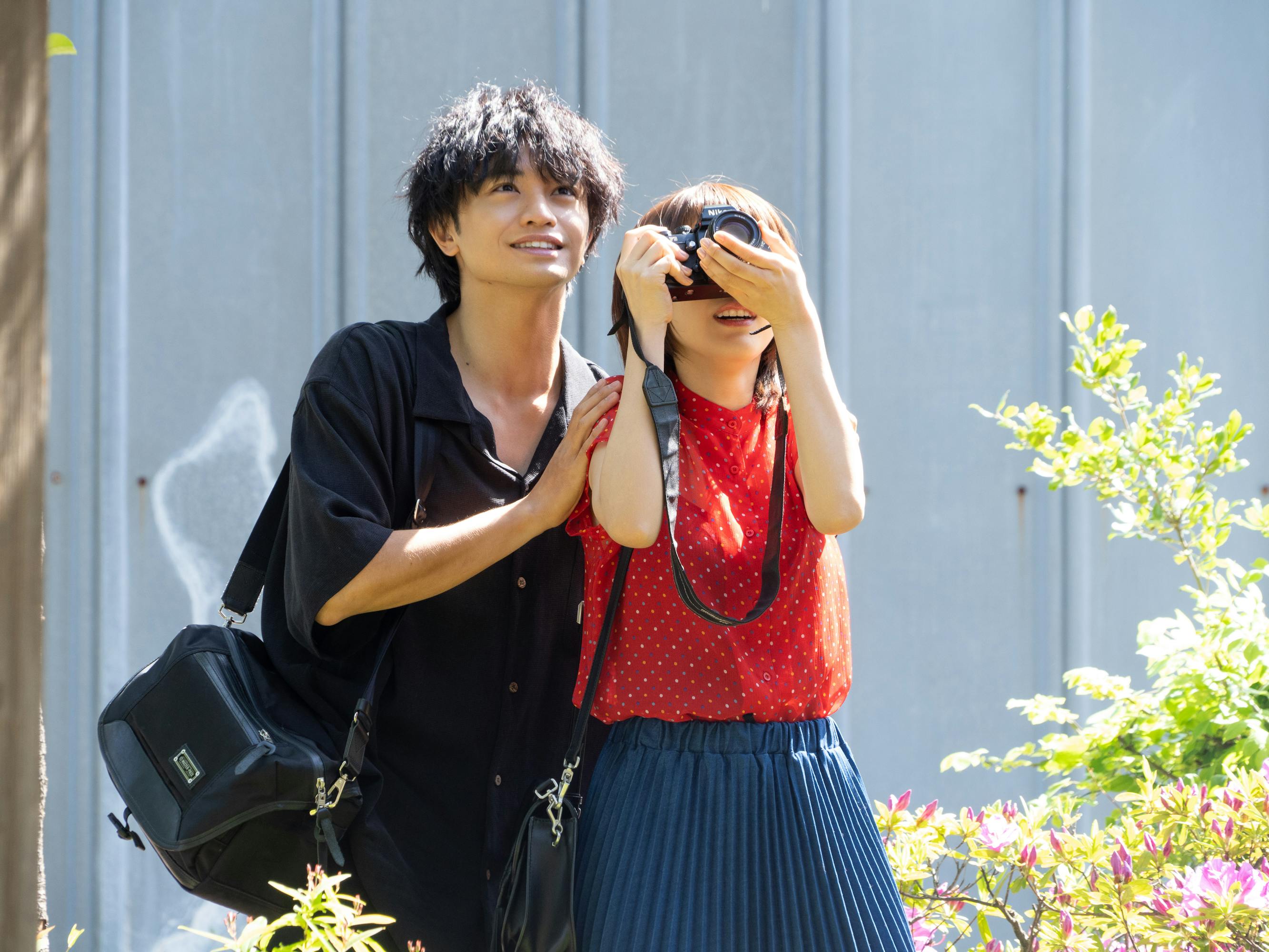 Kento Nakajima and Honoka Matsumoto take a picture together in the sunshine.