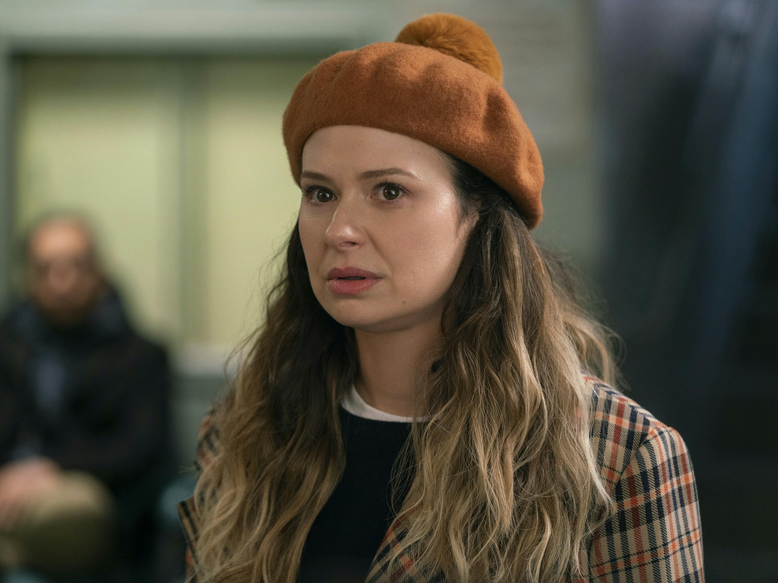Rachel Williams (Katie Lowes) wears a plaid blazer and a mustard beret. 