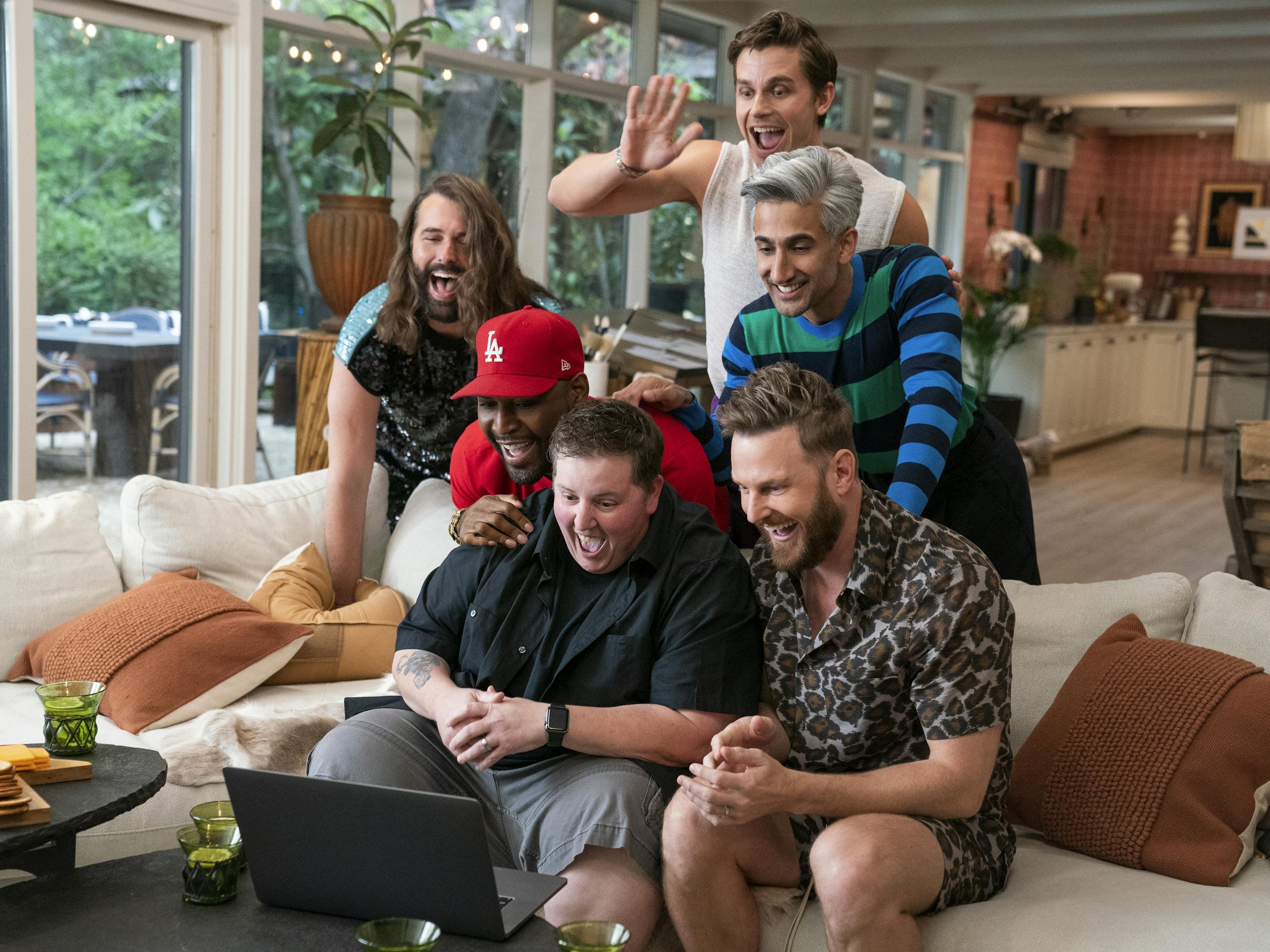 The Fab Five and a Navarro Early College High Schoolteacher from the prom episode sit around a computer on a couch.