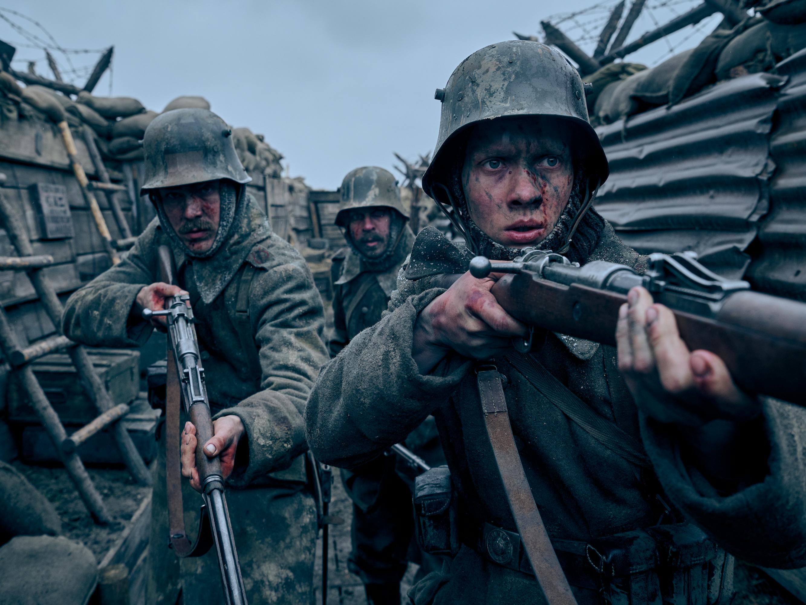 Stanislaus Katczinsky (Albrecht Schuch), Paul Bäumer (Felix Kammerer), and Tjaden Stackfleet (Edin Hasanovic) run through some baracks.