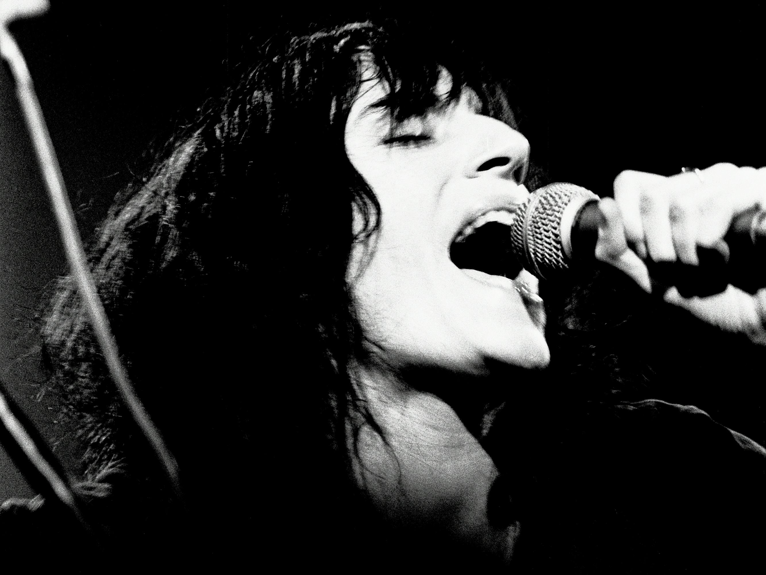Patti Smith belts into a mic. Such an icon!