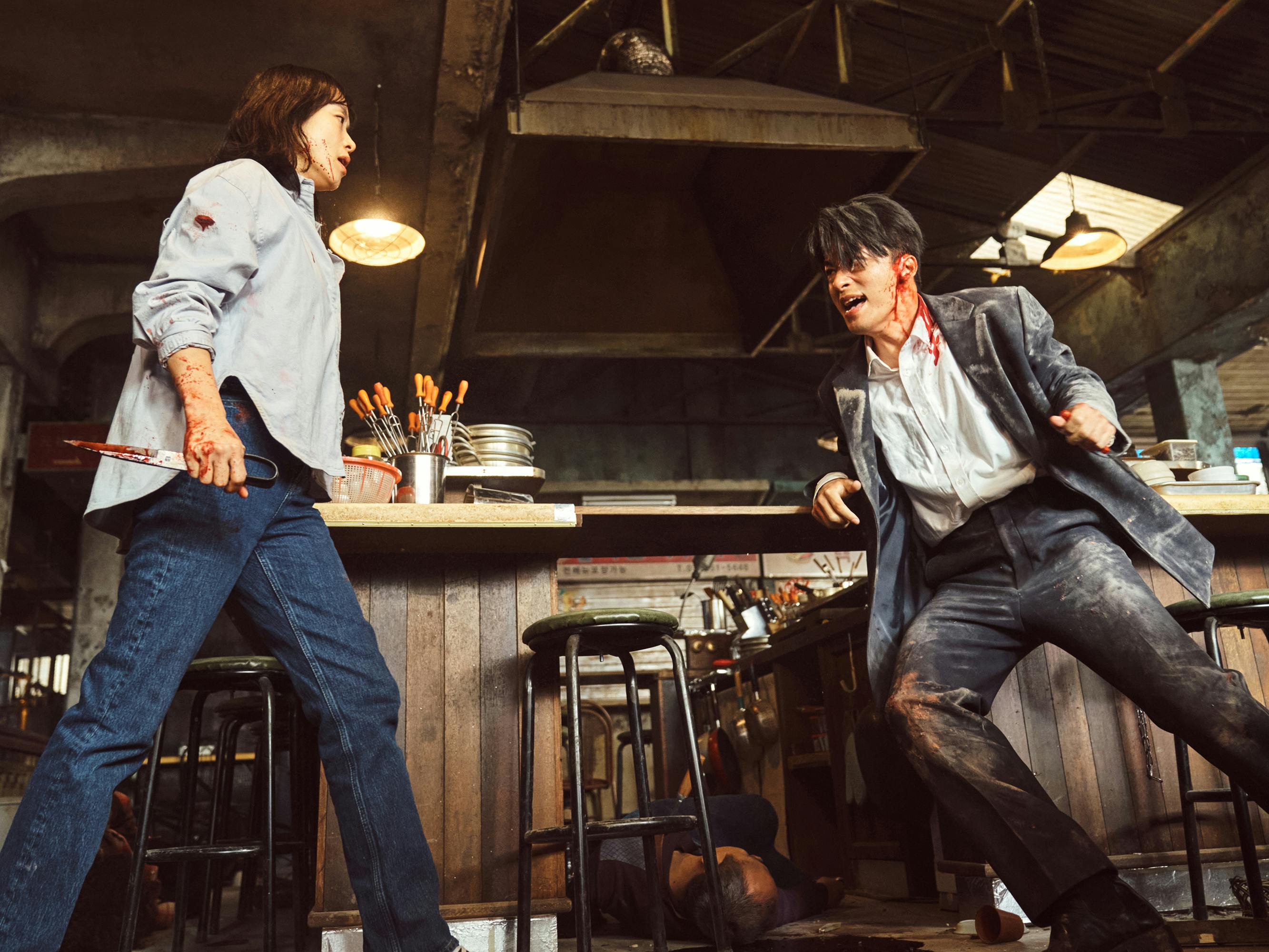 Gil Boksoon (Jeon Do-yeon) and Han Hee-sung (Koo Kyo-hwan) face off in a wood-paneled diner.