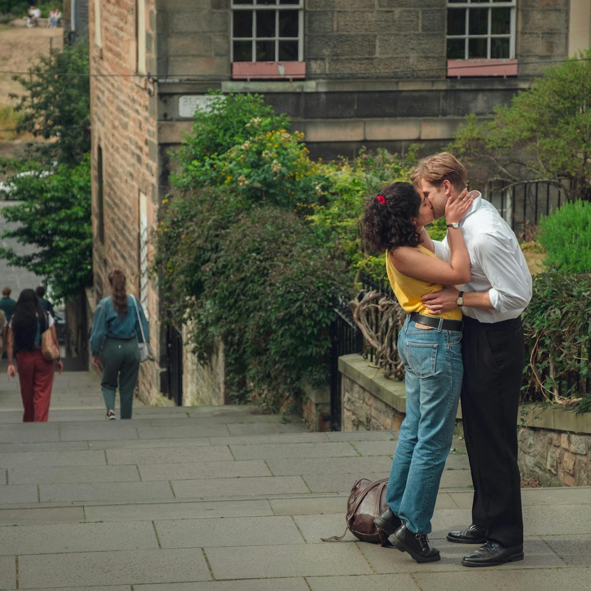 Emma Morley (Ambika Mod) and Dexter Mayhew (Leo Woodall) kiss on the street.