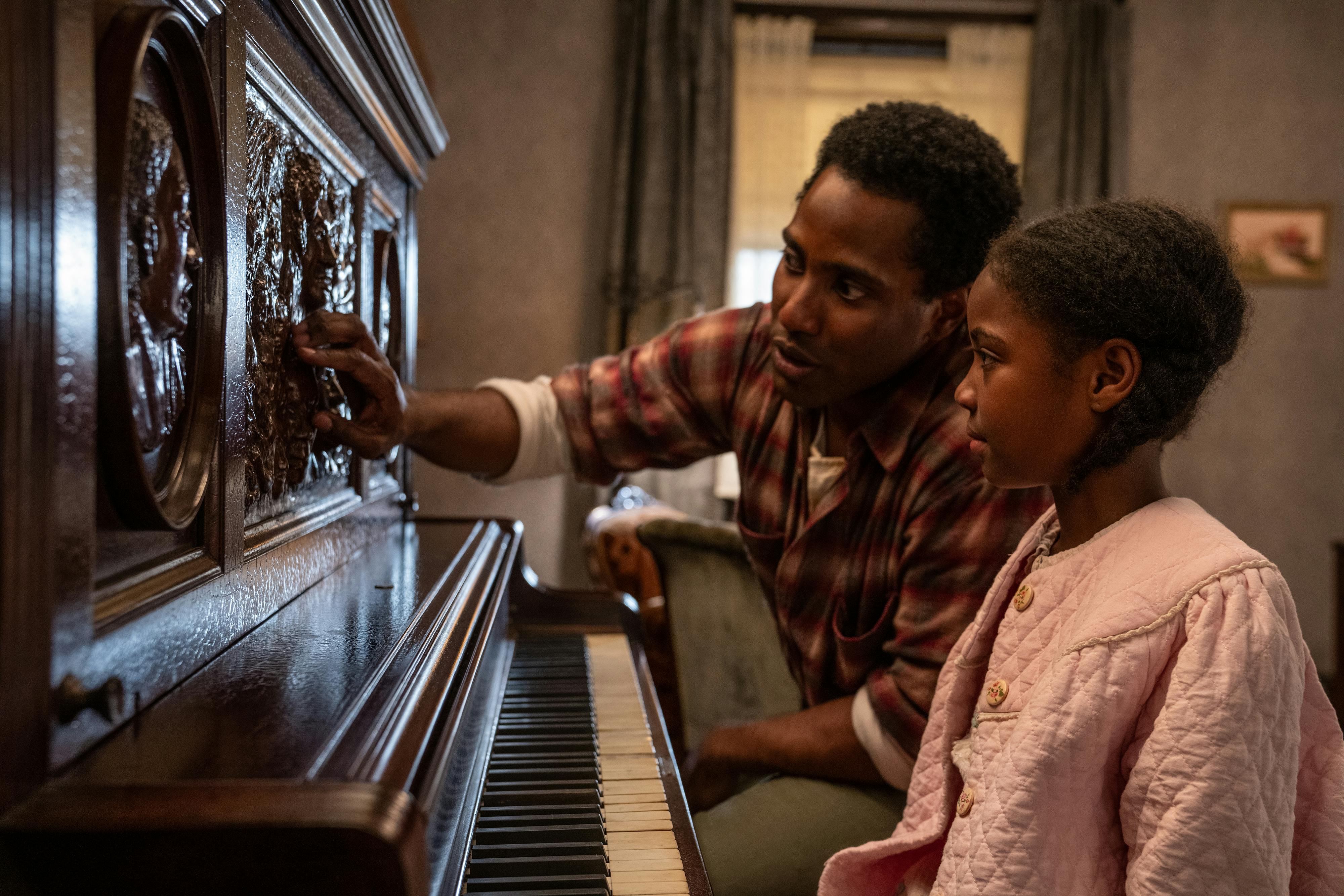 Boy Willie (John David Washington) teaches Maretha (Skylar Smith) piano.