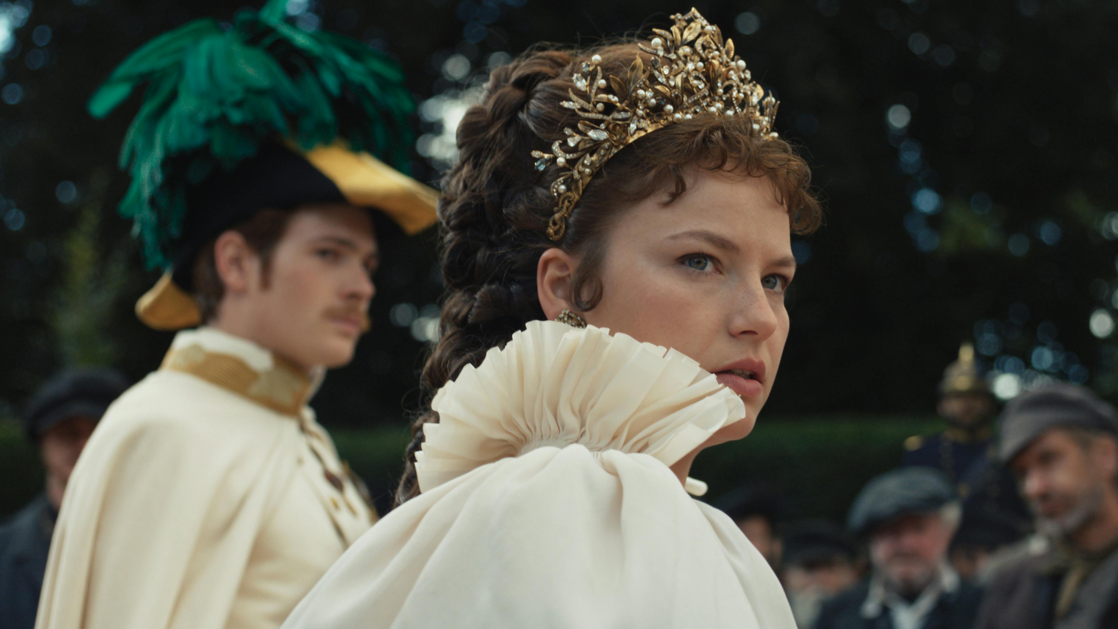 Elisabeth (Devrim Lingnau) wears a fabulous collar that obscures her face.