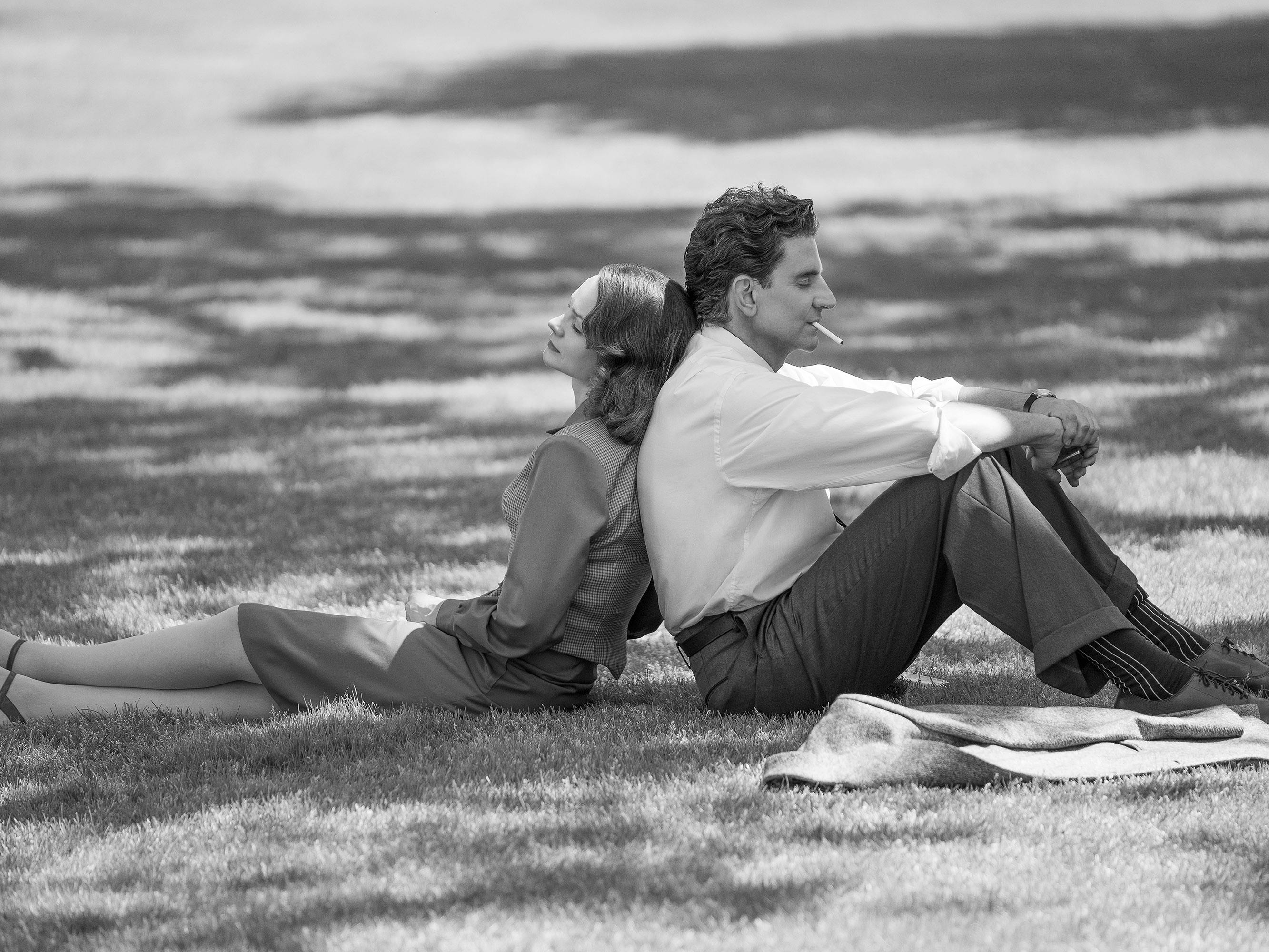 Felicia Montealegre Cohn Bernstein (Carey Mulligan) and Leonard Bernstein (Bradley Cooper) sit back to back.