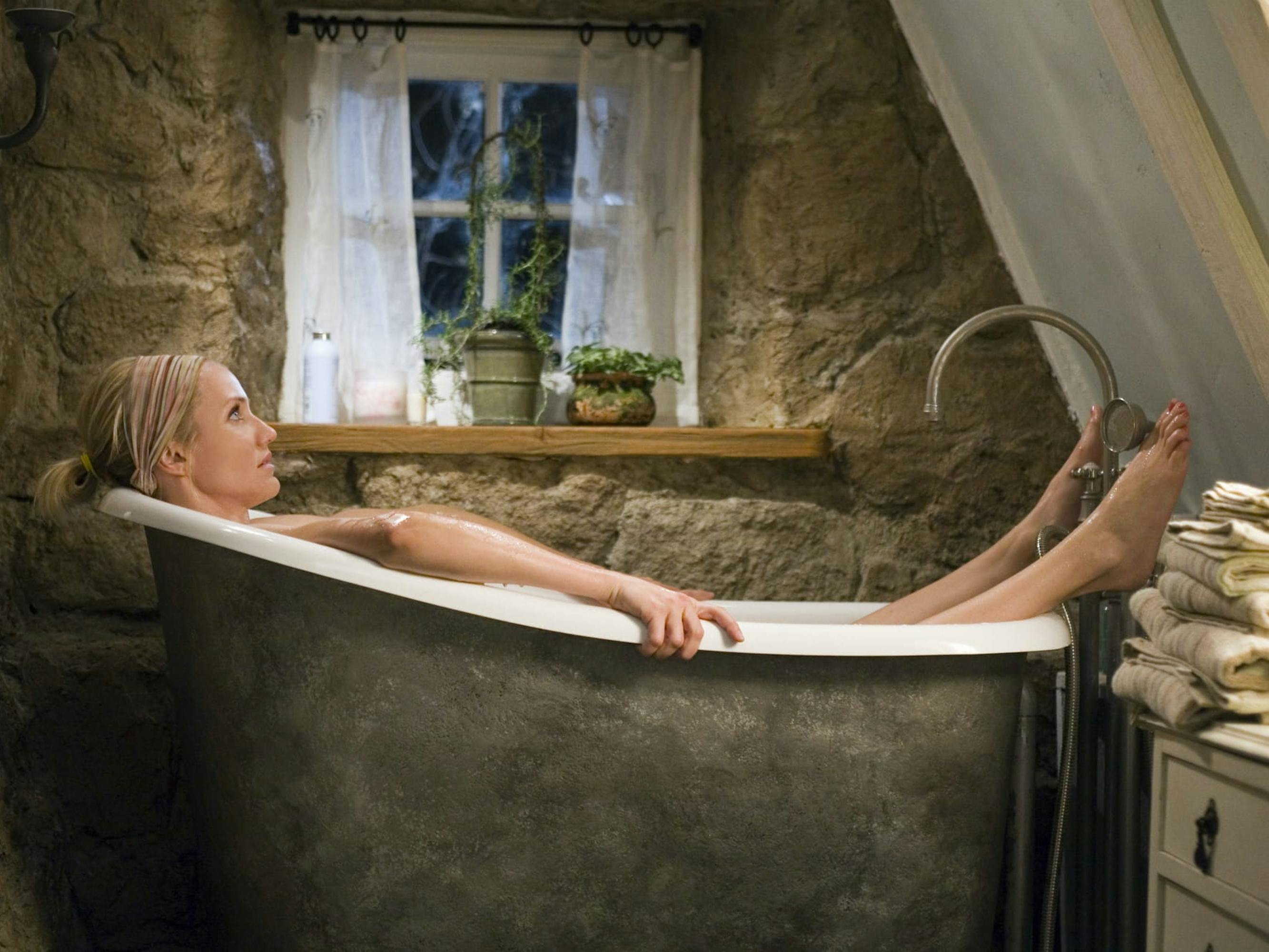 Amanda Woods (Cameron Diaz) in The Holiday lies in a massive tub in a stone-walled bathroom.