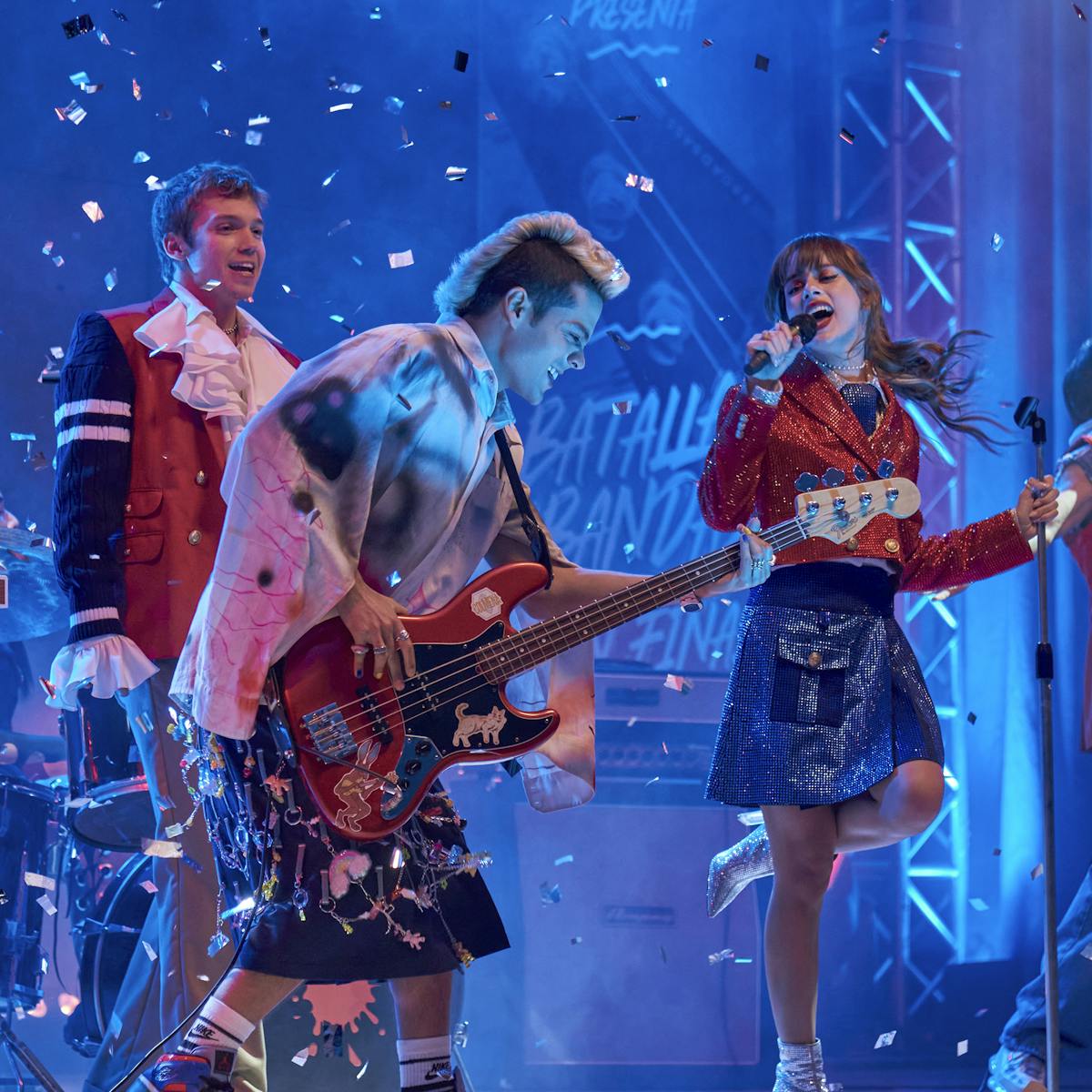 El elenco de Rebelde rockea en un escenario lleno de confeti.