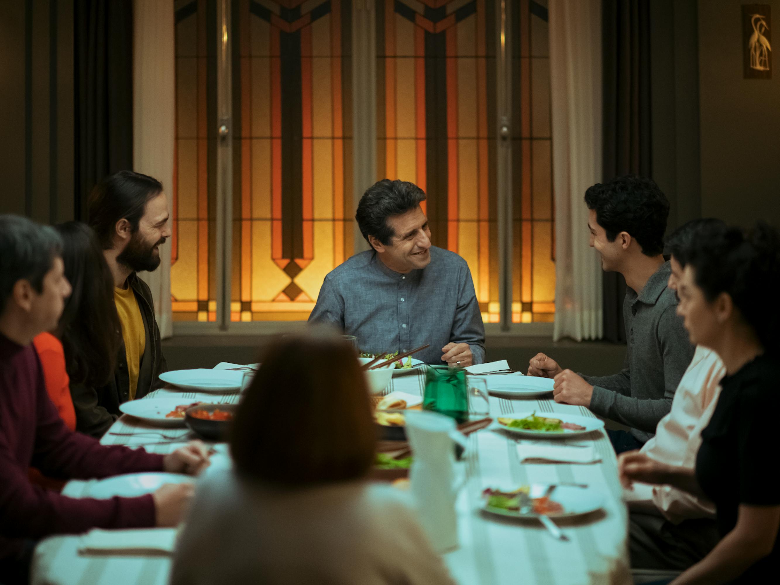 Pablo (Marco Antonio Caponi), Ana (Vera Spinetta), Tadeo ((Peter Lanzani), Pastora Elena (Mercedes Moran), Pastor Emilio (Diego Peretti), Julio (Chino Darin), Oscar (Alfonso Tortz), Magdalena (Victoria Almeida) sits at the head of a table with 