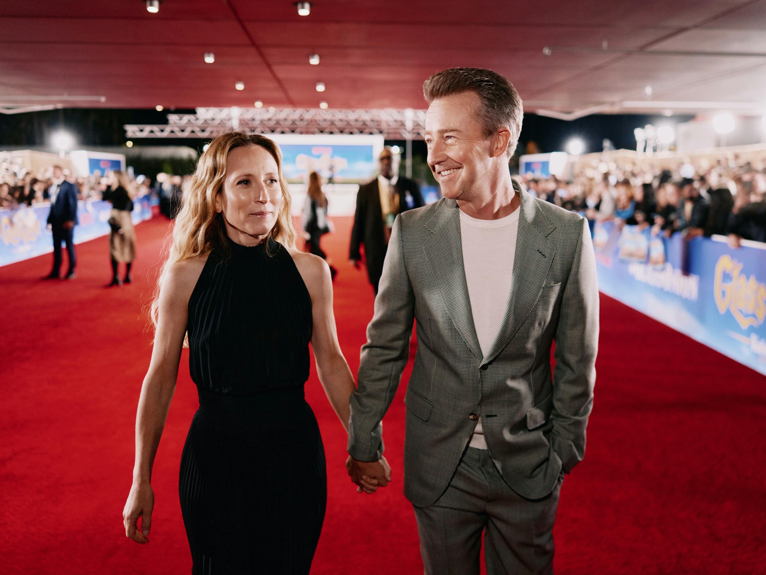 Edward Norton and Shauna Robertson on the red carpet at the Glass Onion premiere. 
