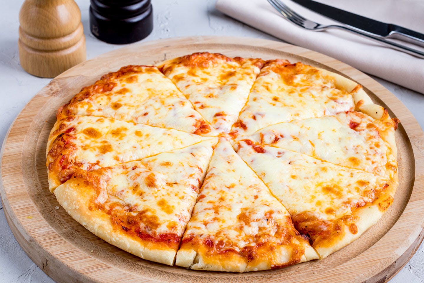  Pizza mit Käse und Tomaten