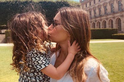 Jessica Beil kissing daughter