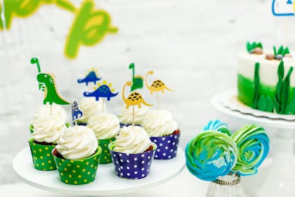 Cupcakes with dinosaur cake toppers